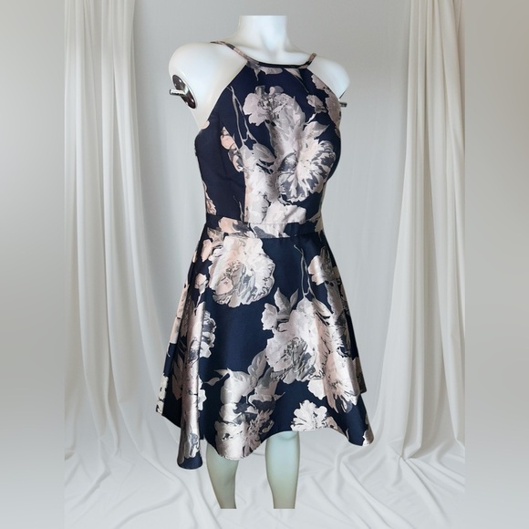 Xscape
Women Printed Open,Back Fit, Flare Floral, Navy, Cream Halter Dress Sz10 - Picture 5 of 12
